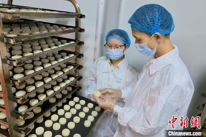 中秋佳节将至 江西吉安月饼首次出口海外